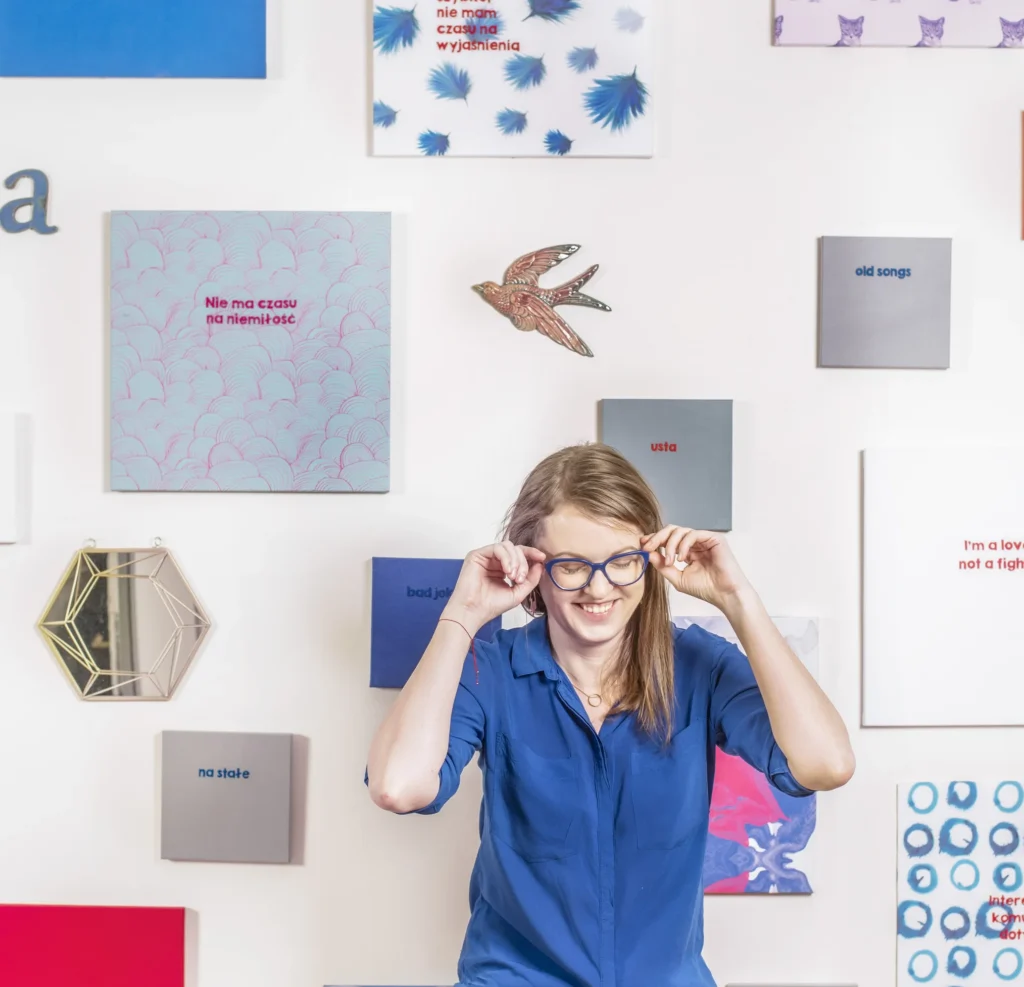 Gosia Samborska na tle swoich prac