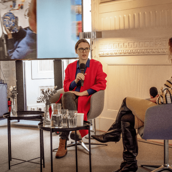 Gosia Samborska na prelekcji na temat haftu i jego wpływu na człowieka